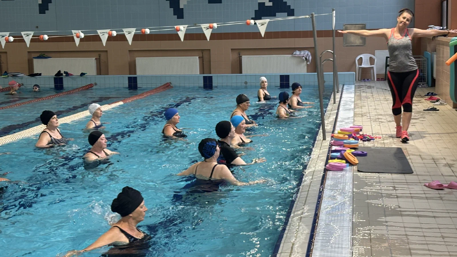 Grupa podczas zajęć aqua fitness na basenie